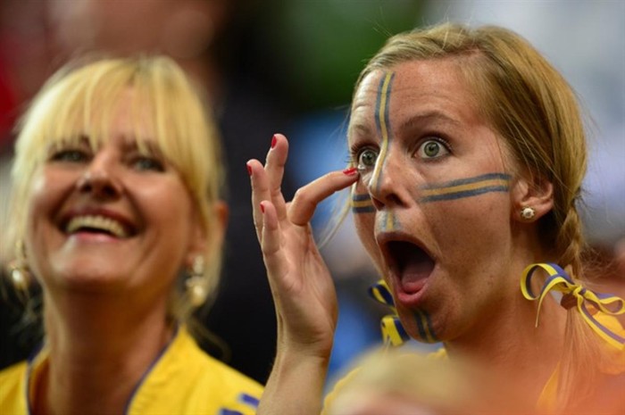 Các fan nữ Thụy Điển trước giờ diễn ra một trận bóng đá nữ.